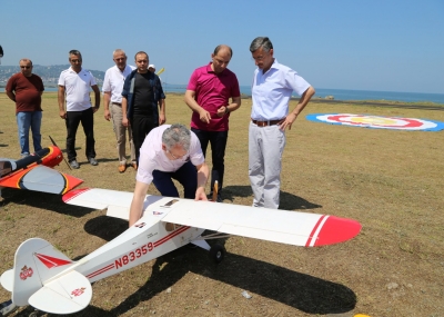 YAMAÇ PARAŞÜTÜ HEDEF YARIŞMASI VE MODEL UÇAK GÖSTERİSİ RİZE'DE DÜZENLENDİ