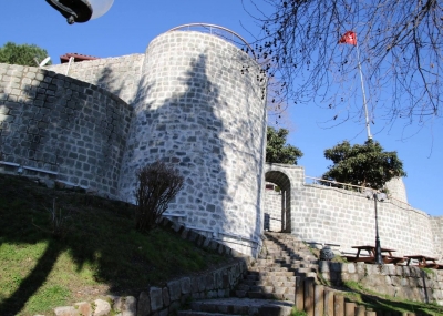 RİZE KALESİ YAPILAN RESTORASYON ÇALIŞMALARININ ARDINDAN YENİ YÜZÜYLE HİZMET VERİYOR