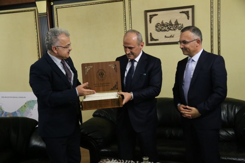 ULAŞTIRMA VE ALT YAPI BAKANI MEHMET CAHİT TURHAN, RİZE BELEDİYESİNİ ZİYARET ETTİ